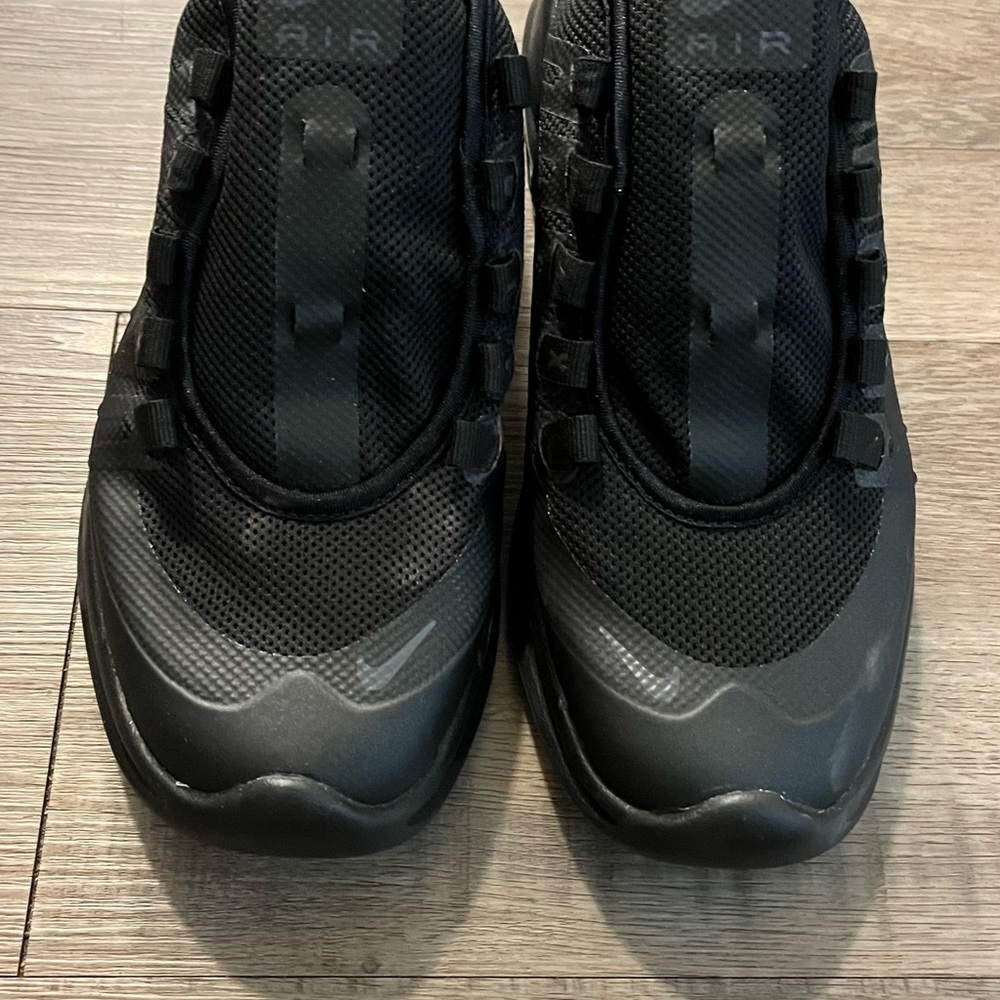 Nike Air Max Axis (needs laces)